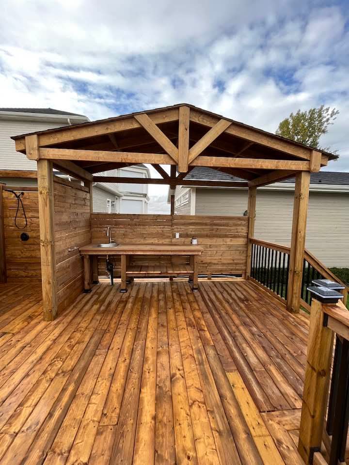 Covered pavilion with bar counter, sink and privacy screen on the finished deck